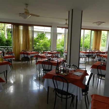 Hotel Ville De Paris Riccione Bagian luar foto