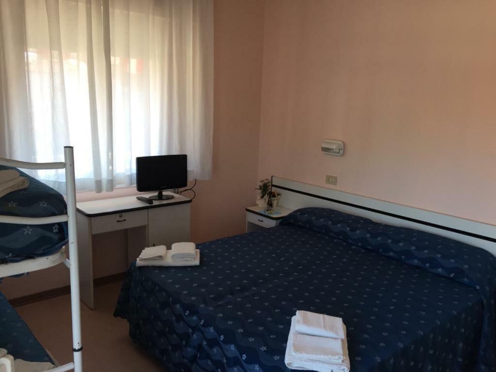 Hotel Ville De Paris Riccione Bagian luar foto