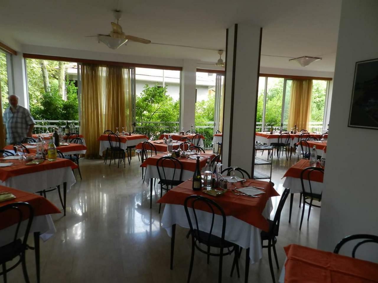 Hotel Ville De Paris Riccione Bagian luar foto