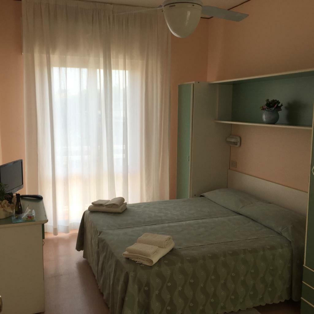 Hotel Ville De Paris Riccione Bagian luar foto