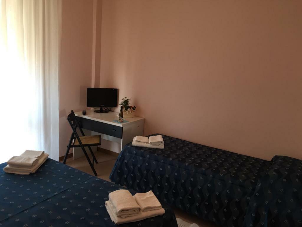 Hotel Ville De Paris Riccione Bagian luar foto