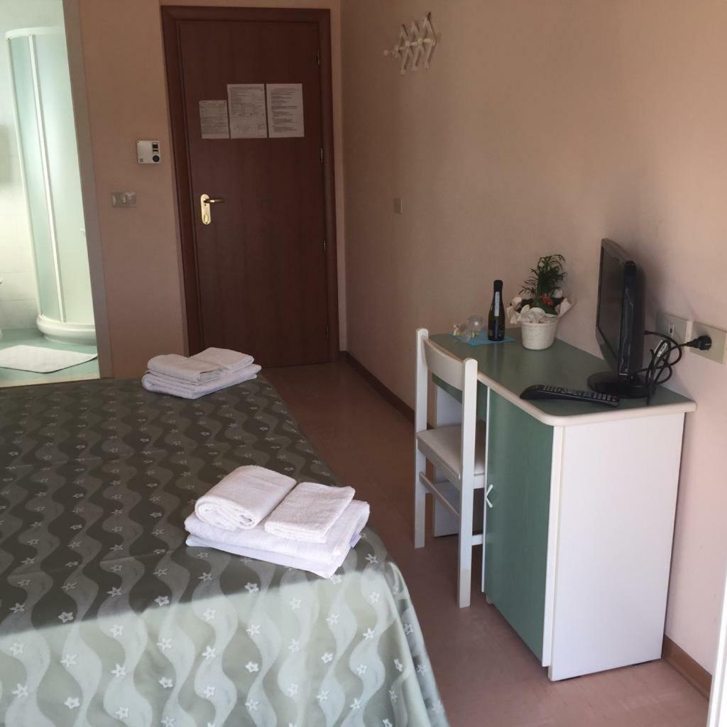 Hotel Ville De Paris Riccione Bagian luar foto