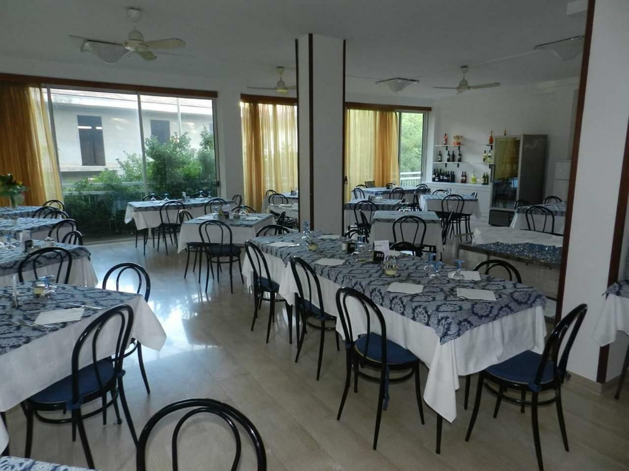 Hotel Ville De Paris Riccione Bagian luar foto