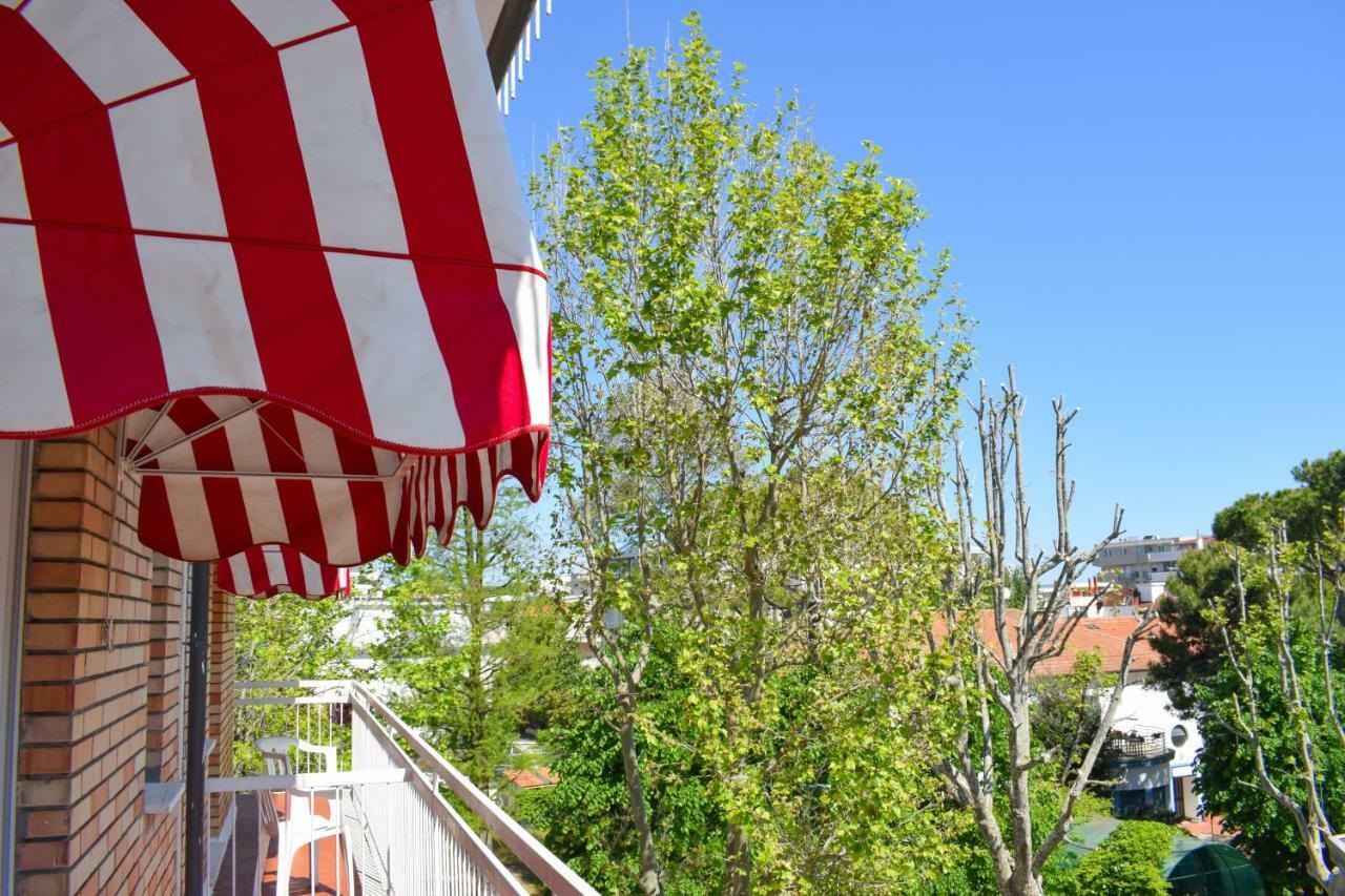 Hotel Ville De Paris Riccione Bagian luar foto