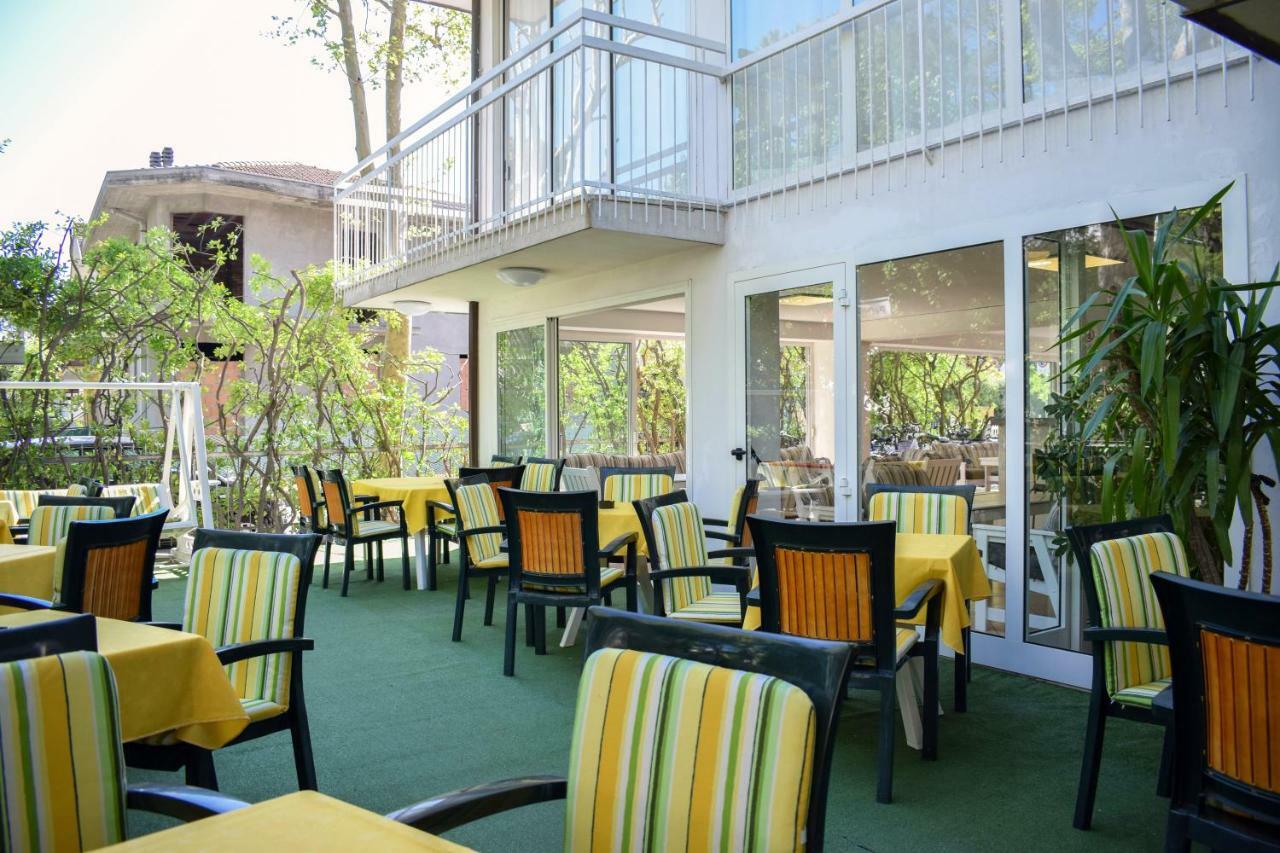 Hotel Ville De Paris Riccione Bagian luar foto