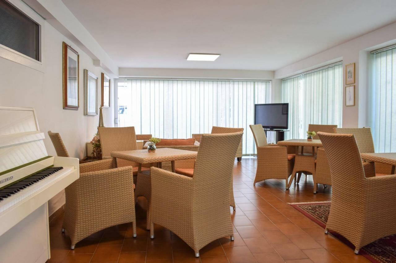Hotel Ville De Paris Riccione Bagian luar foto