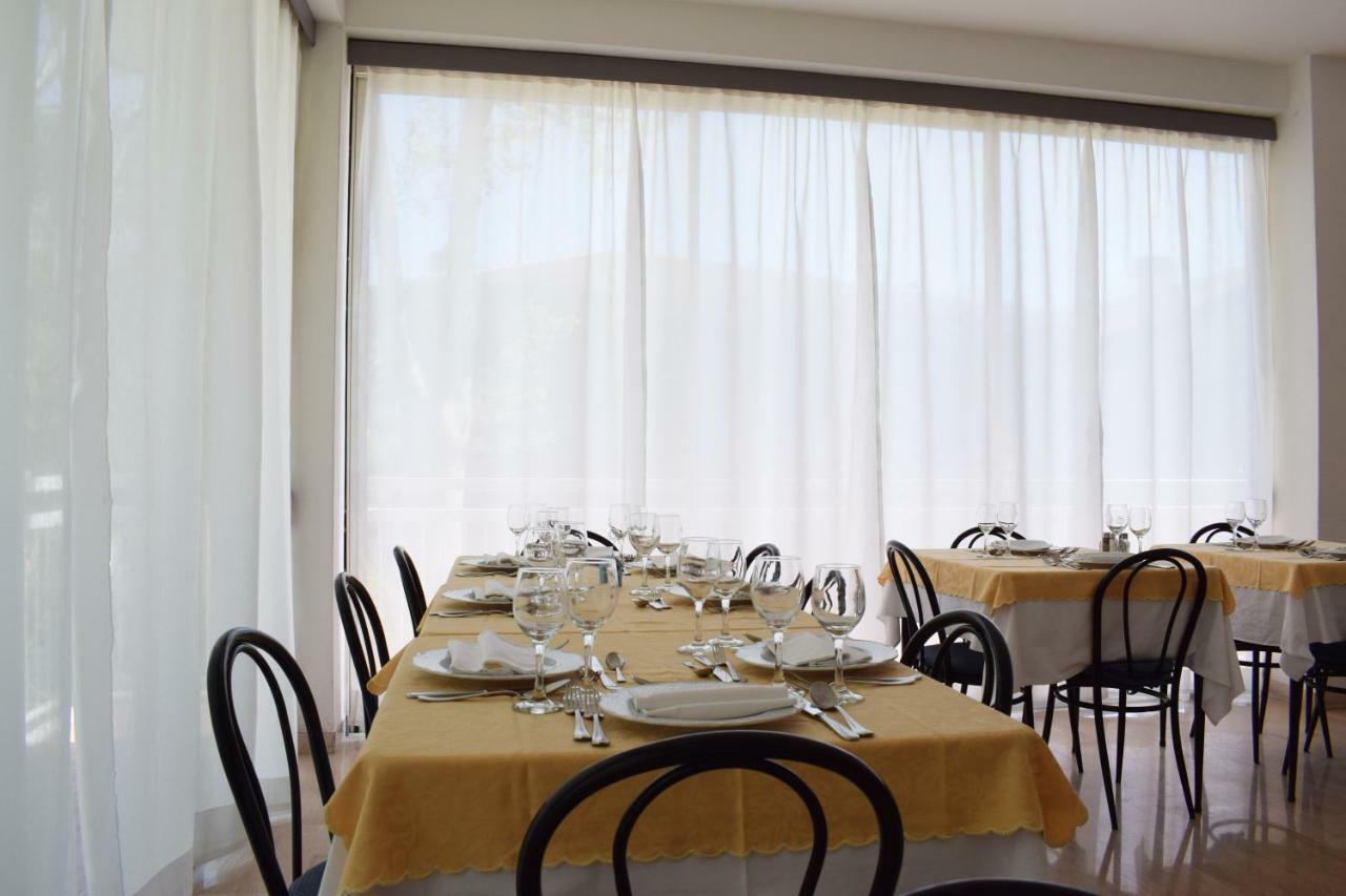 Hotel Ville De Paris Riccione Bagian luar foto